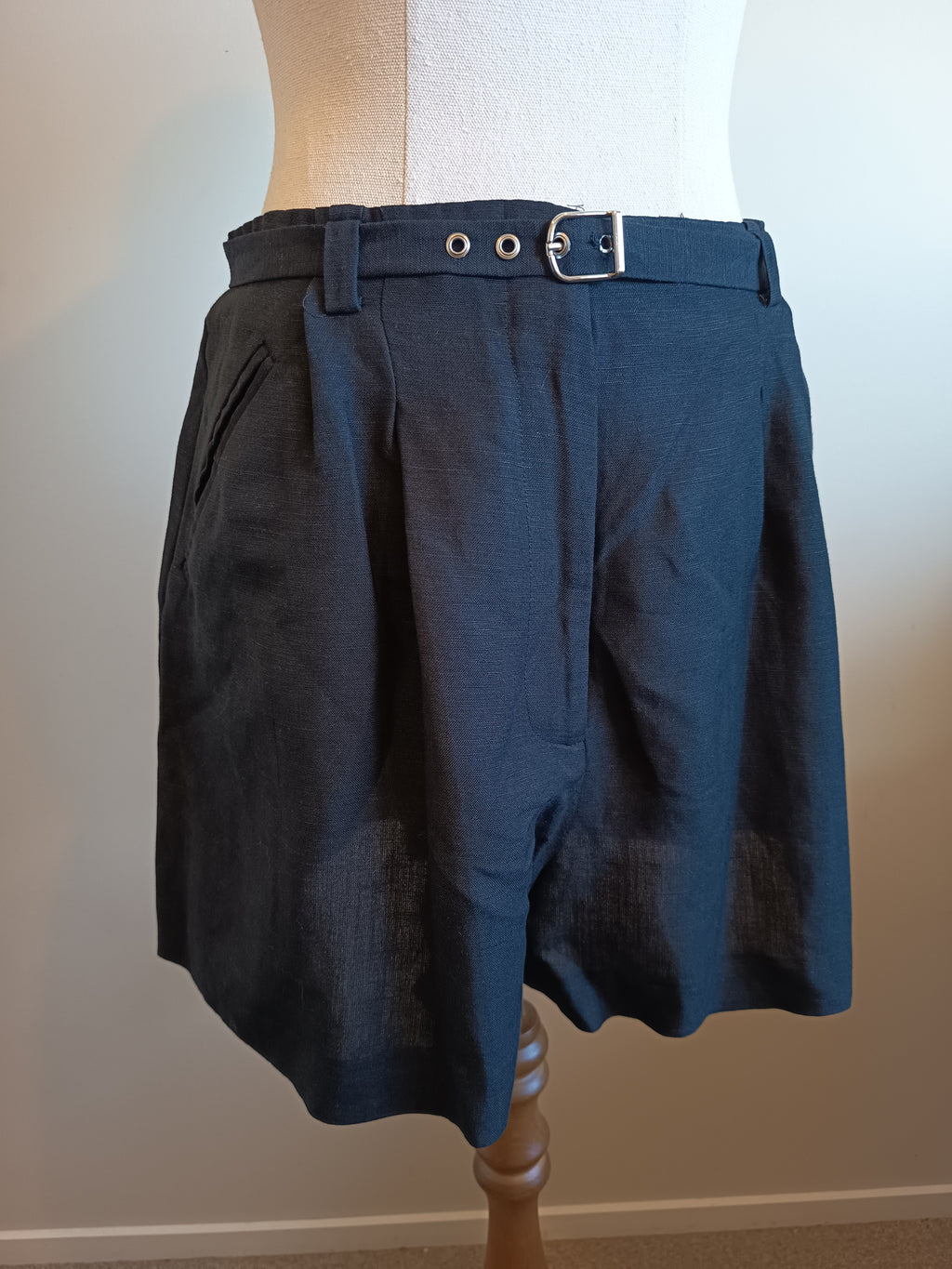 Cue Linen Blend Pleat Shorts